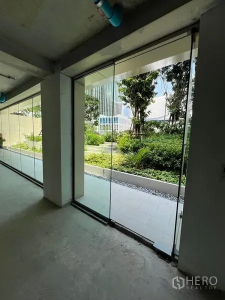 零售空间 出租在Pathum Wan, Bangkok - 整面落地玻璃店面，面向葱郁庭院花园。