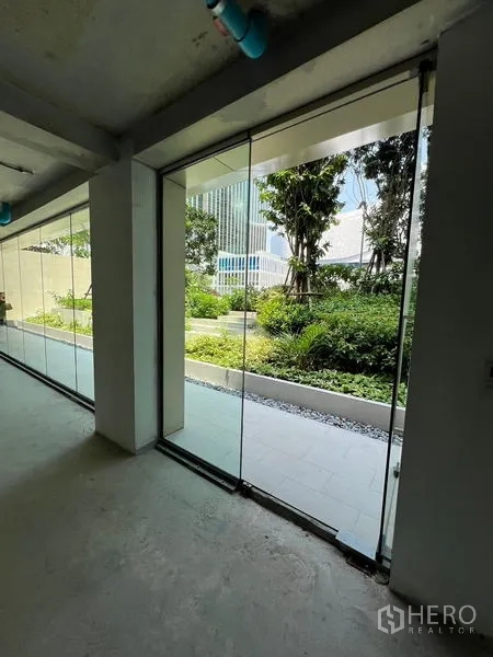 零售空间 出租在Pathum Wan, Bangkok - 整面落地玻璃店面，面向葱郁庭院花园。