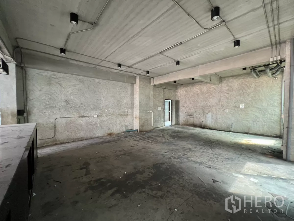 独立商业地产 出租在Din Daeng, Bangkok - 空置房间，混凝土墙顶，待二次装修。