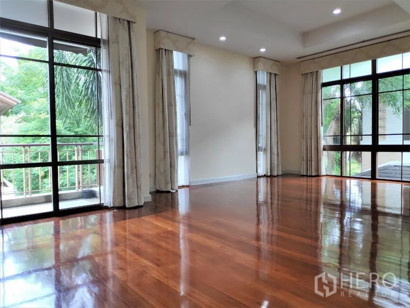 独立式住宅 出租在Watthana, Bangkok - 楼上卧室或家庭厅，可通阳台，大窗与实木地板。