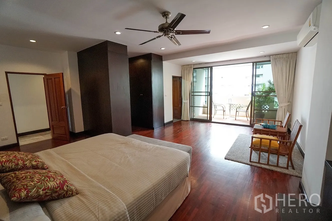 房间 出租在Watthana, Bangkok - 主卧通过推拉门连接阳台。