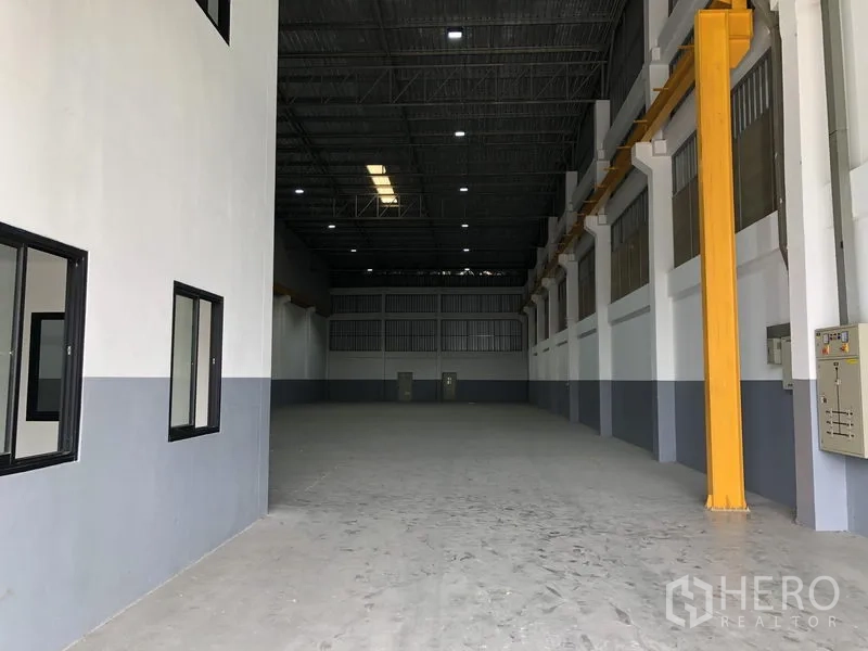 工厂 出租或出售在Bang Phli, Samut Prakan - 高挑生产车间，钢结构屋顶，采光带及墙侧行车梁。