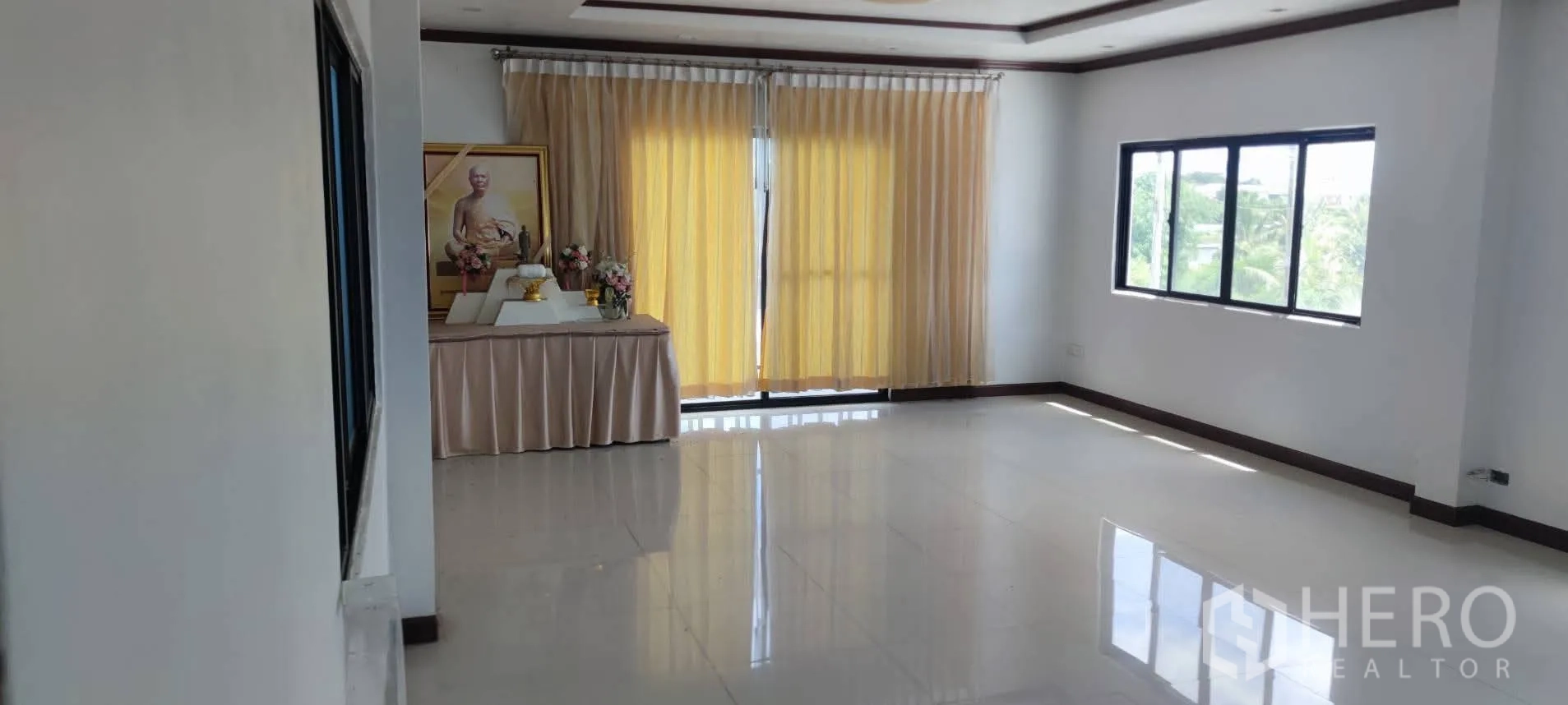 Warehouse for sale in Thung Khru, Bangkok - Large upstairs multipurpose room with big windows and curtains.
