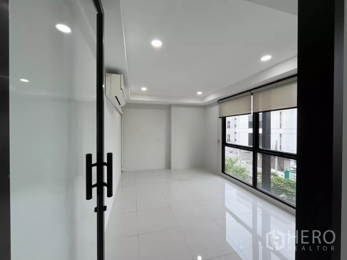 สำนักงาน ให้เช่าในPrawet, Bangkok - ห้องสำนักงานสว่าง พื้นกระเบื้องสีขาว ประตูบานกระจก และหน้าต่างบานใหญ่พร้อมมู่ลี่