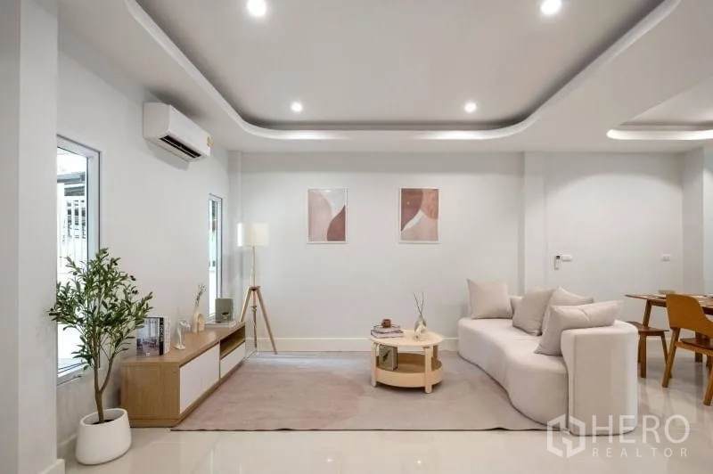 联排别墅 出售在Khlong Toei, Bangkok - 客厅广角视图，内嵌吊顶、沙发、电视柜与开放餐区。