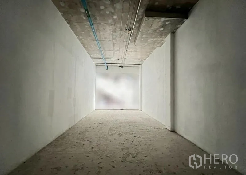 零售空间 出租在Khlong Toei, Bangkok - 由室内望向后窗的视角，毛坯状态的零售空间。