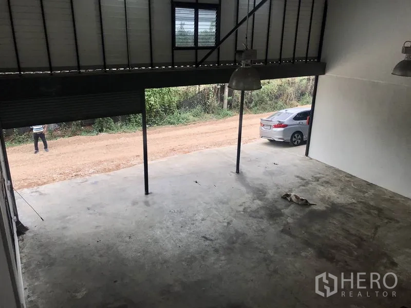 货栈 出租在Pathum Thani - 从夹层俯瞰开阔仓库地面与宽阔入口。