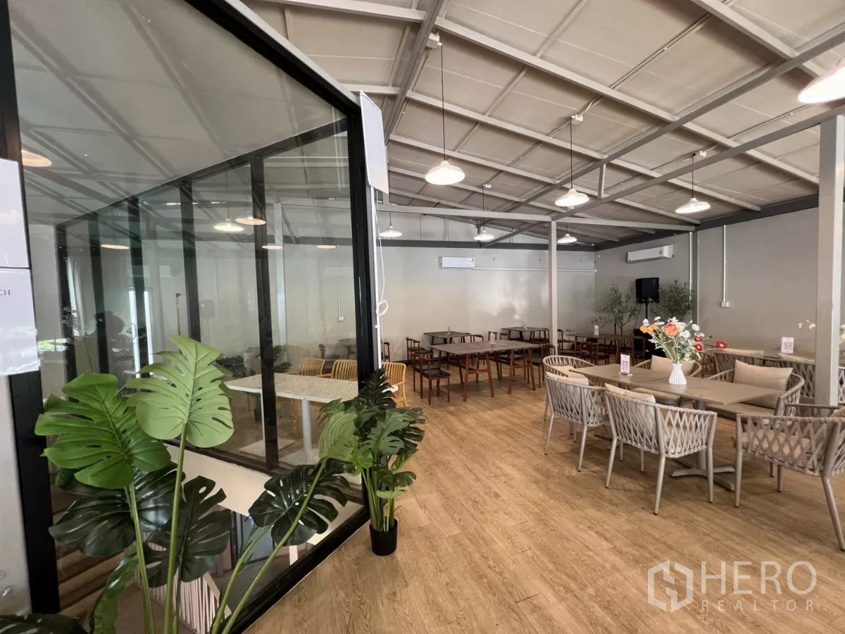 พื้นที่ขายปลีก ให้เช่าในKhlong Toei, Bangkok - ห้องกว้างสไตล์คาเฟ่ มีห้องประชุมกระจก โคมแขวน ต้นไม้ประดับ และที่นั่งสาน.