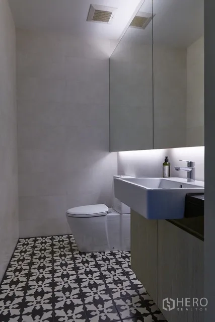 联排别墅 出租在Watthana, Bangkok - 现代浴室，花纹地砖、大镜柜与盥洗台。