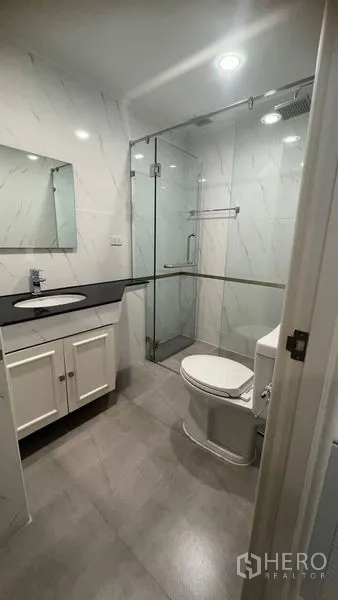 คอนโด ให้เช่าในWatthana, Bangkok - ห้องน้ำปรับปรุงใหม่ พร้อมตู้กระจกอาบน้ำแบบแยกส่วน เคาน์เตอร์ท็อปสีดำ