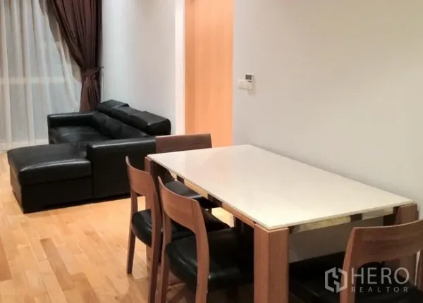 คอนโด ให้เช่าในKhlong Toei, Bangkok - มุมทานอาหารโต๊ะ 4 ที่นั่ง ข้างโซฟาหนัง ใกล้หน้าต่างบานใหญ่พร้อมผ้าม่านสองชั้น