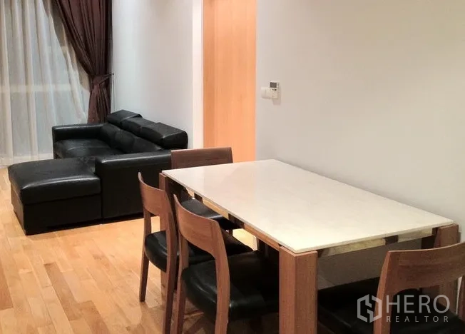 คอนโด ให้เช่าในKhlong Toei, Bangkok - มุมทานอาหารโต๊ะ 4 ที่นั่ง ข้างโซฟาหนัง ใกล้หน้าต่างบานใหญ่พร้อมผ้าม่านสองชั้น