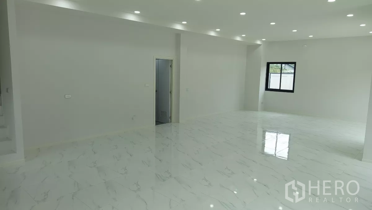 货栈 出租或出售在Lam Luk Ka, Pathum Thani - 宽敞办公室大厅，白墙、亮面地砖与筒灯。