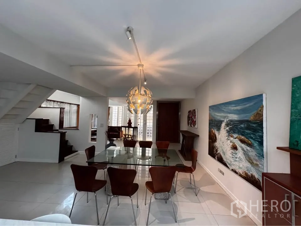 ทาวน์เฮาส์ for rent in Huai Khwang, Bangkok - ห้องทานอาหารกว้างเชื่อมต่อโถงบันไดและผนังกระจก.