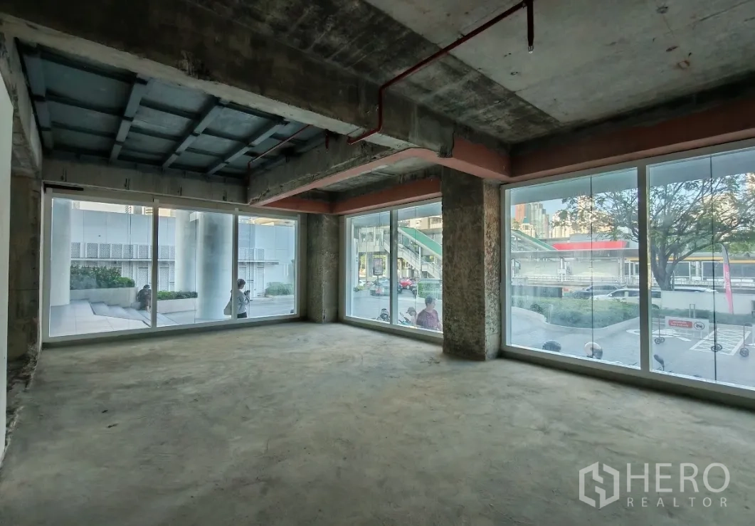 零售空间 出租在Sathon, Bangkok - 采光明亮的转角单元，环幕玻璃面对人行步道与车道。