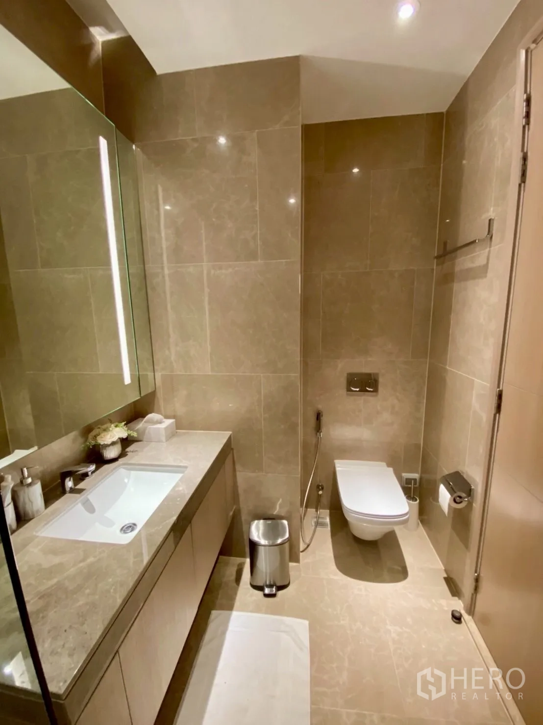 คอนโด ให้เช่าในKhlong San, Bangkok - ห้องน้ำแขก โถสุขภัณฑ์แบบแขวน เคาน์เตอร์หิน และกระจกมีไฟ
