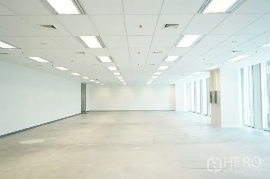办公空间 出租在Bang Na, Bangkok - 深进深办公室，照明均匀，空调出风口与喷淋配置齐全。