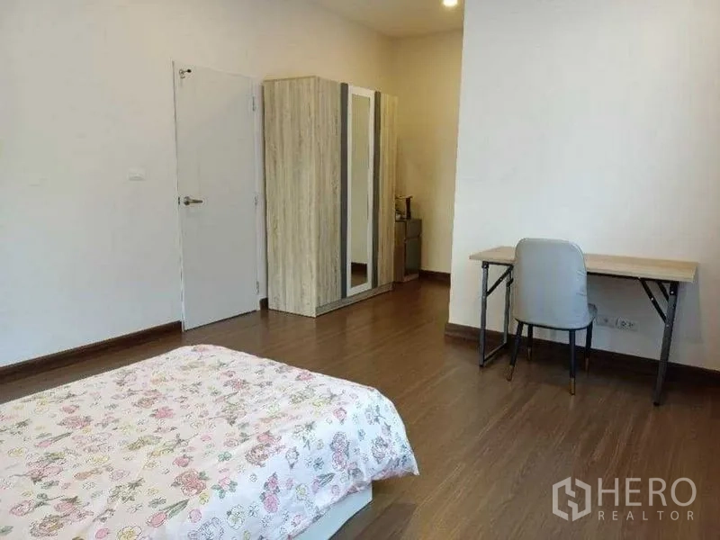 บ้าน ให้เช่าในMueang Nonthaburi, Nonthaburi - ห้องนอนกว้างพร้อมโต๊ะทำงาน ตู้เสื้อผ้า และพื้นไม้