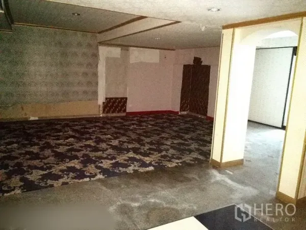 零售空间 出租在Khlong Toei, Bangkok - 大面积铺地毯的房间，适合展厅或餐饮空间。