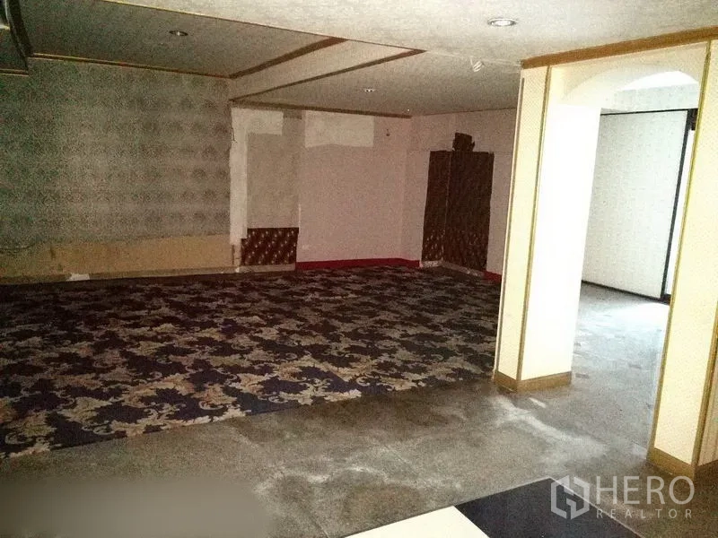 零售空间 出租在Khlong Toei, Bangkok - 大面积铺地毯的房间，适合展厅或餐饮空间。