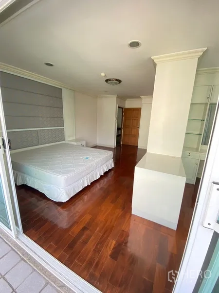 อพาร์ทเมนท์ ให้เช่าในWatthana, Bangkok - ห้องนอนที่เปิดออกสู่ระเบียง พร้อมชั้นเก็บของบิลท์อินและพื้นไม้เงา