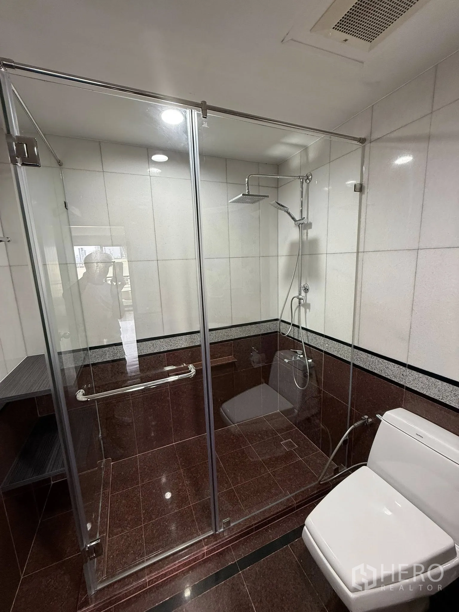 Condominium for rent in Sathon, Bangkok - Renovated bathroom with glass‑enclosed shower and toilet.