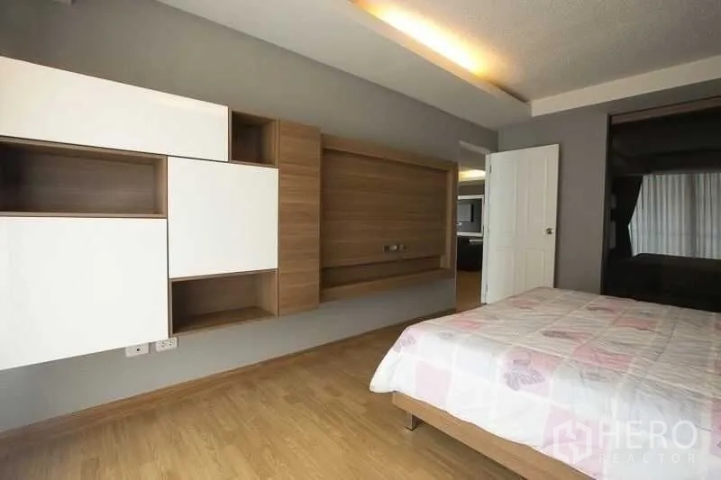 คอนโด ให้เช่าในKhlong Toei, Bangkok - มุมอื่นของห้องนอนมาสเตอร์ แสดงตู้บิวท์อินและผนังทีวี