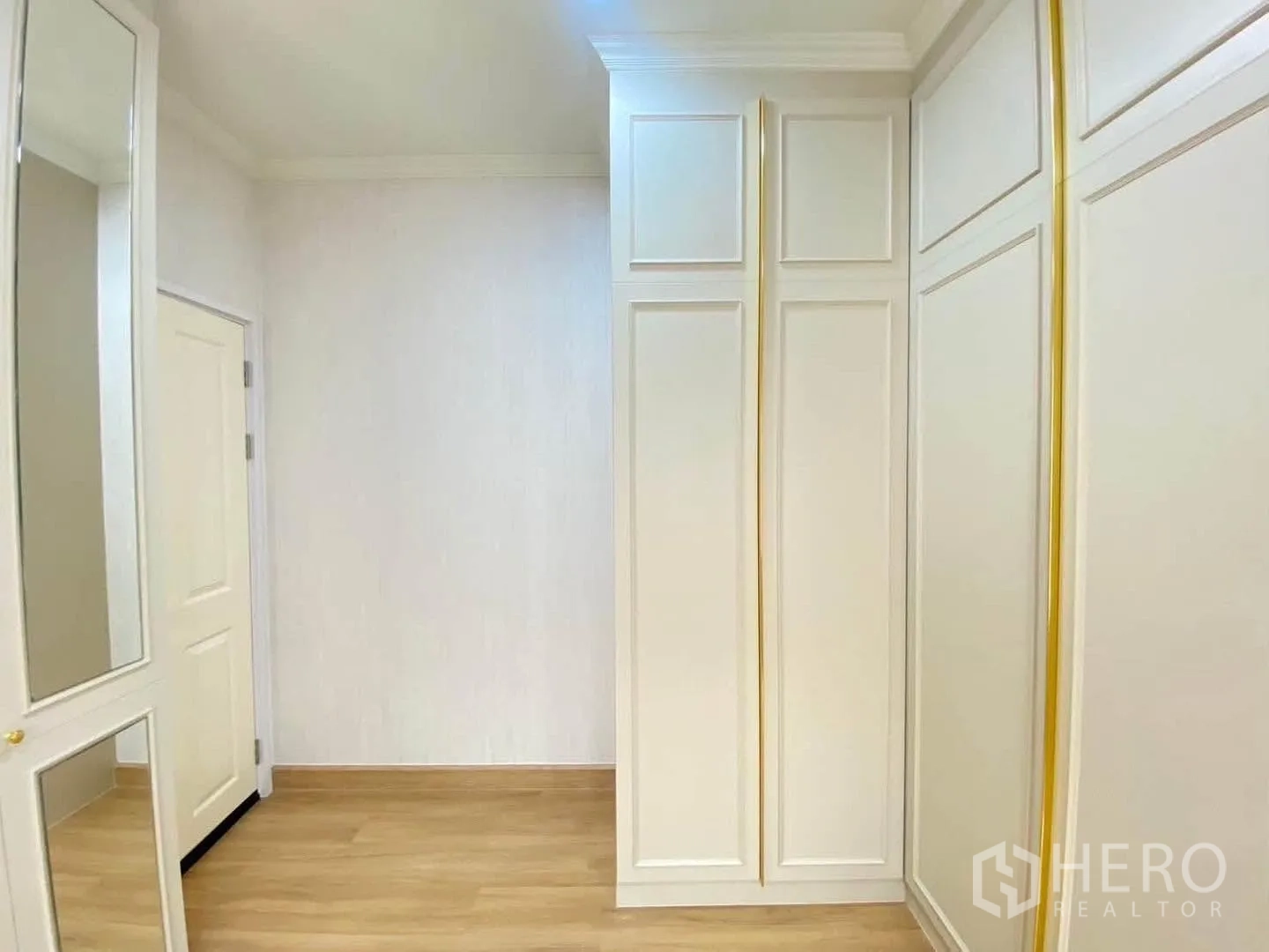 Detached House for rent in Mueang Samut Prakan, Samut Prakan - Closet area with built-in white cabinetry and mirror.