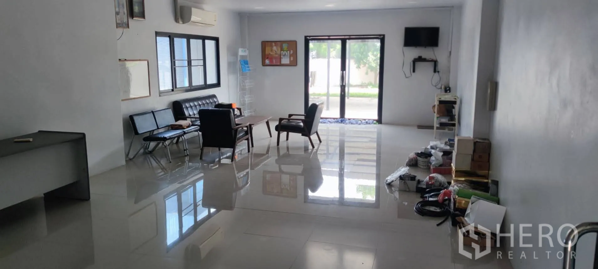 Warehouse for sale in Thung Khru, Bangkok - Spacious office lounge with seating and glossy tiled floor.