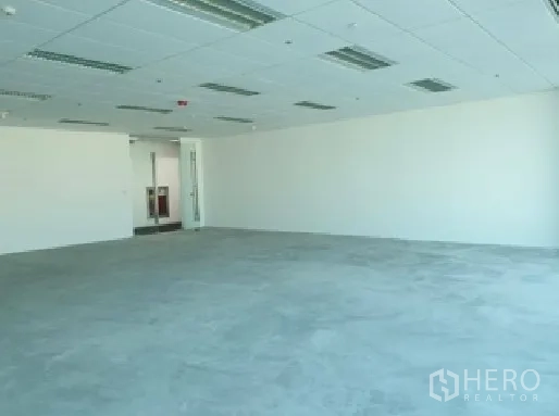 办公空间 出租在Din Daeng, Bangkok - 曼谷Din Daeng 128㎡开放式办公室，白墙、吊顶与嵌入式照明。