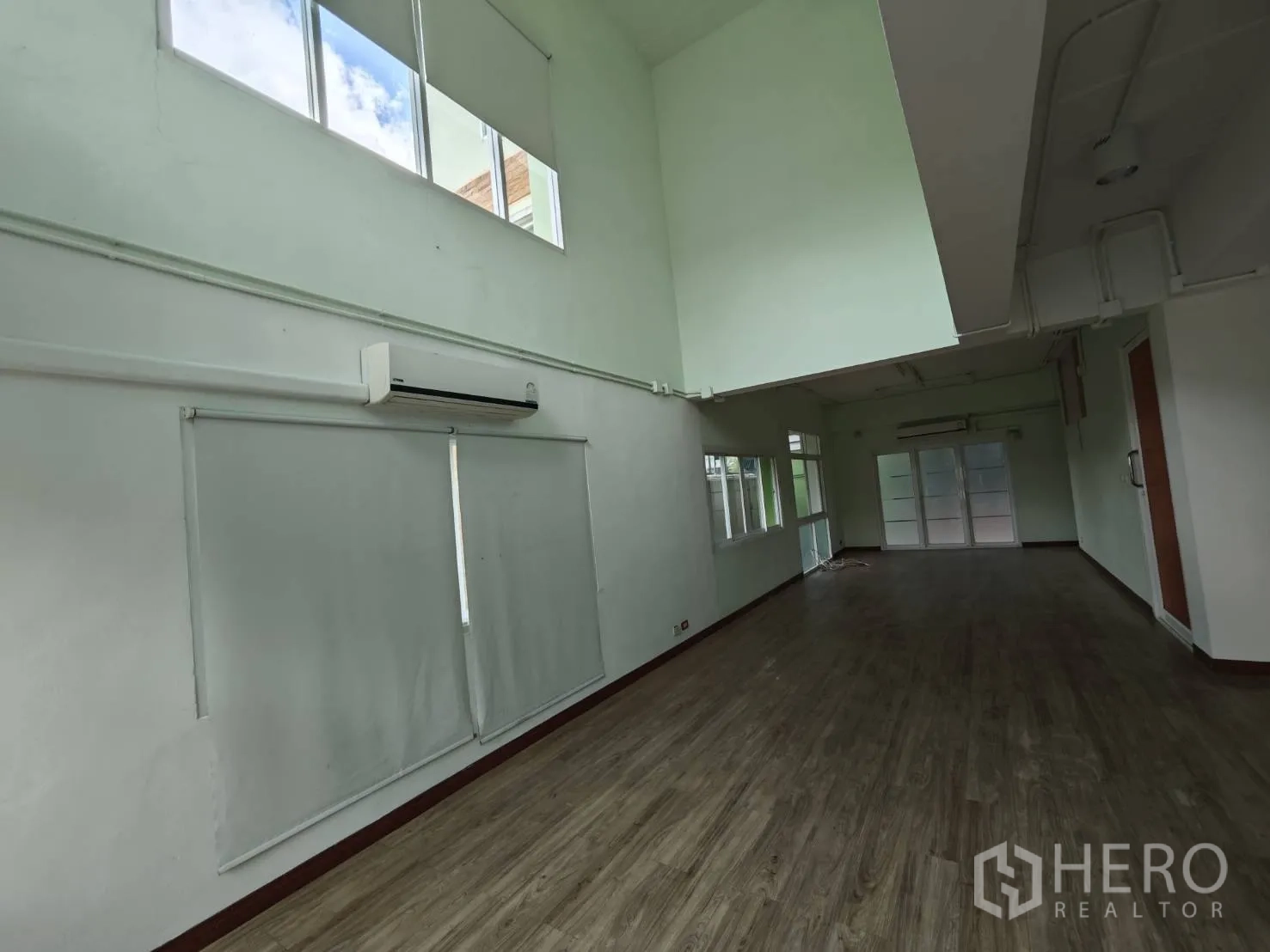 Office Space for rent in Prawet, Bangkok - Tall-ceiling office with clerestory windows, roller blinds and long open space.