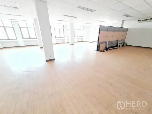办公空间 出租在Bang Na, Bangkok - 大型办公区，木质地板，整面窗墙与可移动隔断板。