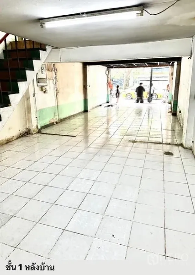 อาคารพาณิชย์ ให้เช่าในWatthana, Bangkok - พื้นที่ชั้นล่างของอาคารพาณิชย์ พื้นกระเบื้องสีขาว เปิดหน้าร้านติดถนน พร้อมบันไดด้านข้าง.