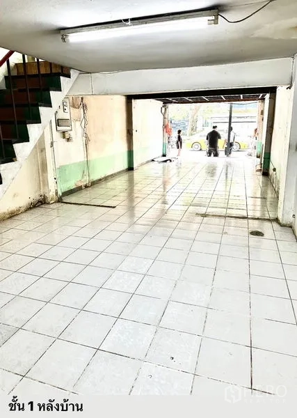 อาคารพาณิชย์ ให้เช่าในWatthana, Bangkok - พื้นที่ชั้นล่างของอาคารพาณิชย์ พื้นกระเบื้องสีขาว เปิดหน้าร้านติดถนน พร้อมบันไดด้านข้าง.