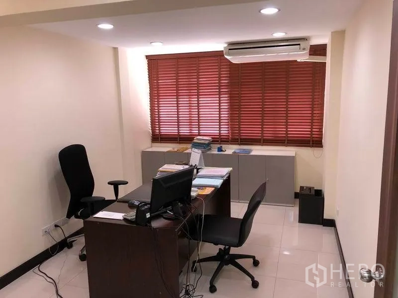 Home Office for rent in Khlong Toei, Bangkok - Private office with desk, chairs, red window blinds and air conditioning.