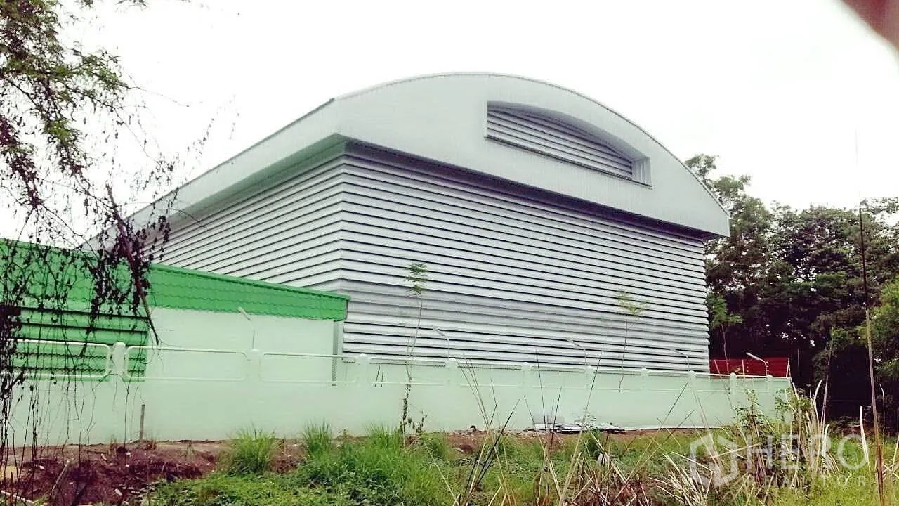 โรงงาน ขายในPathum Thani - มุมมองด้านหลังคลังสินค้า ผนังเมทัลชีทหลังคาโค้งและกำแพงรอบโครงการ