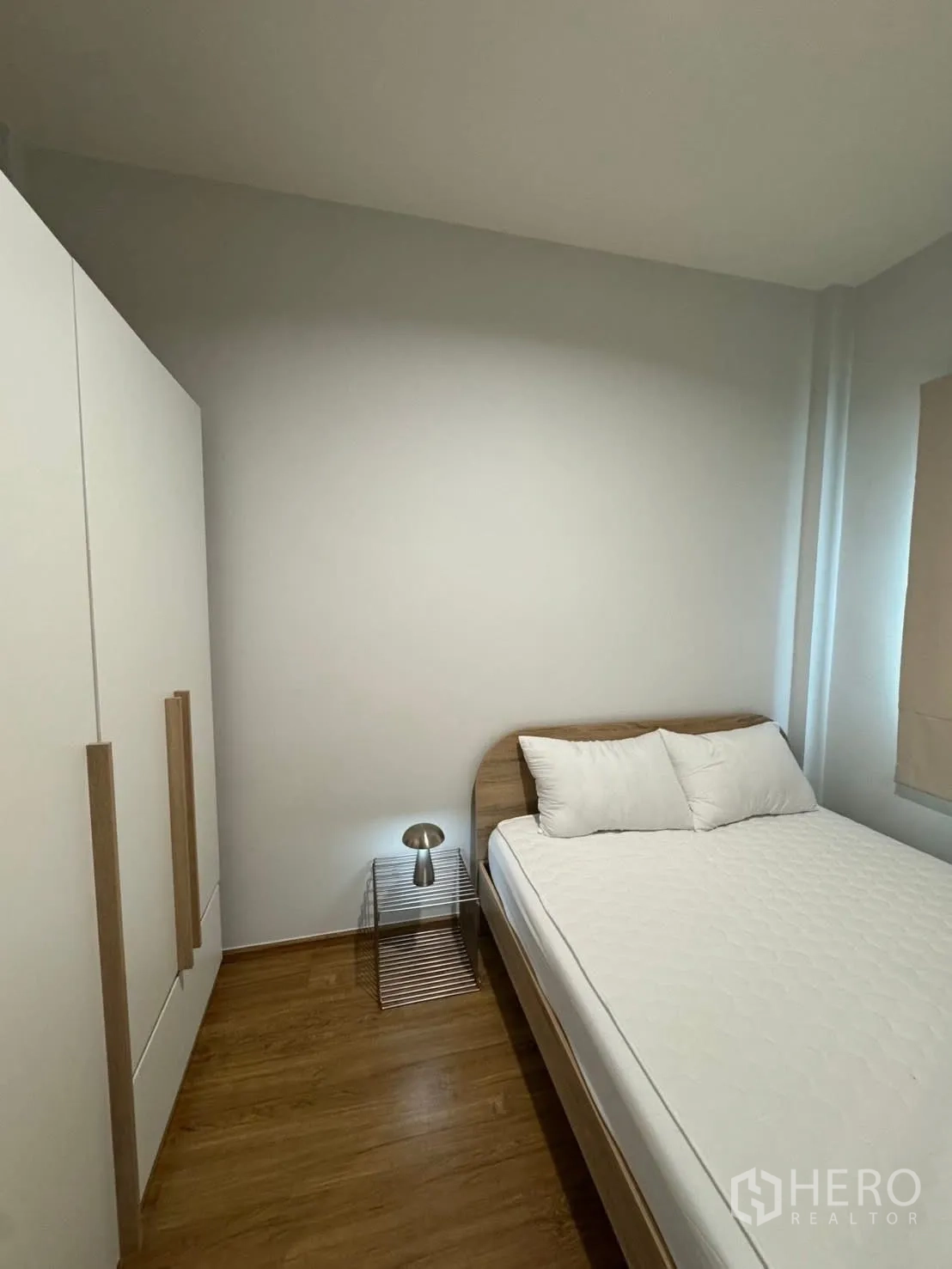 ทาวน์เฮาส์ for rent in Bang Phli, Samut Prakan - ห้องนอนขนาดกะทัดรัด เตียงคู่ ตู้เสื้อผ้า และโต๊ะข้างเตียง