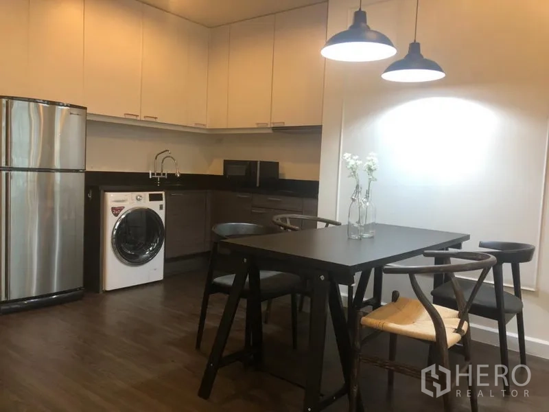 คอนโด ให้เช่าในPathum Wan, Bangkok - ครัวรูปตัวแอลสมัยใหม่ มีตู้เย็น เครื่องซักผ้า และชุดโต๊ะกินข้าว