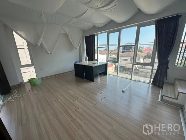 สำนักงานที่บ้าน ให้เช่าในPhra Khanong, Bangkok - ห้องทำงานสว่าง กระจกเต็มบาน พื้นลามิเนต และเพดานผ้า