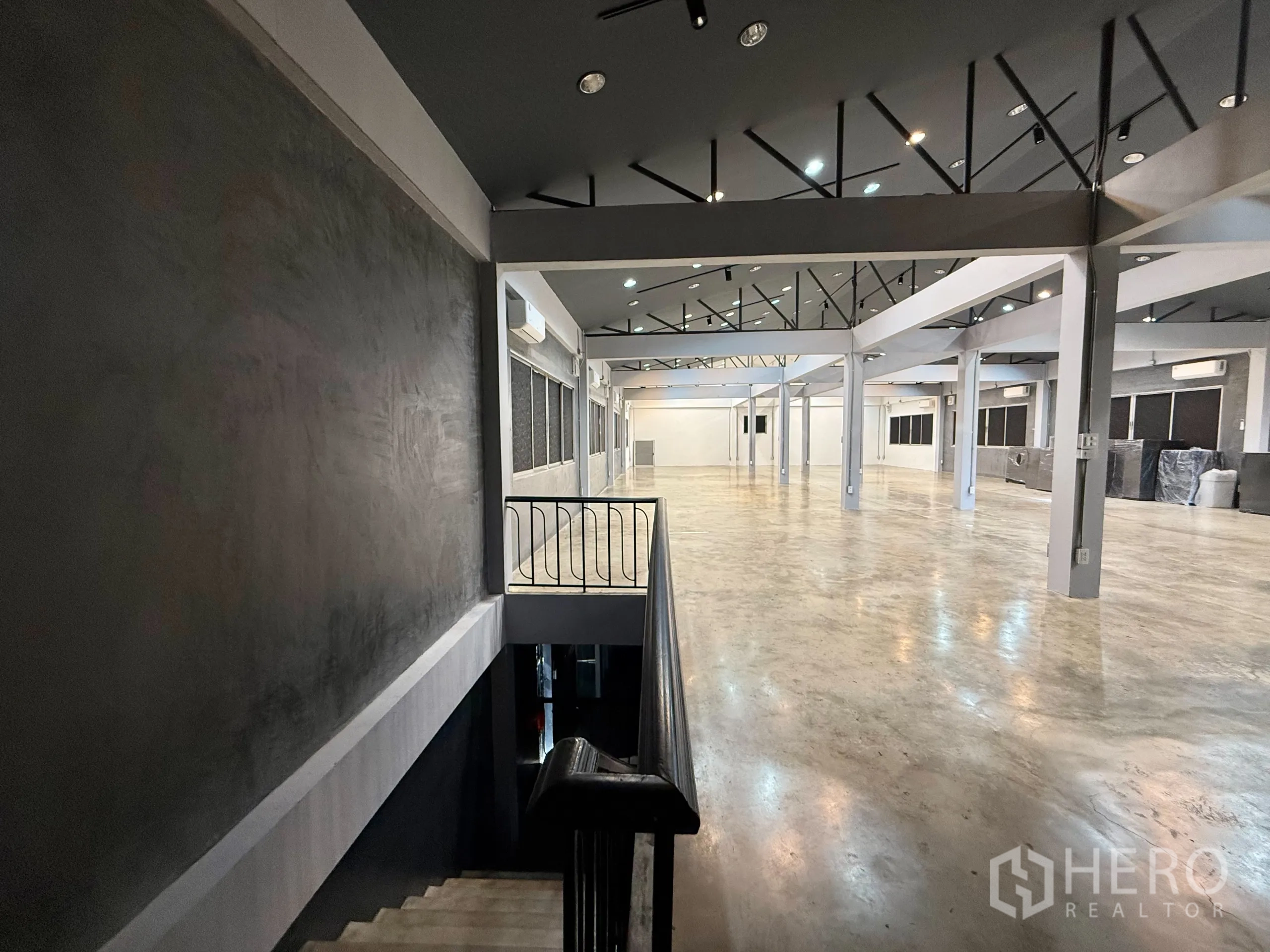 Office Space for rent in Wang Thonglang, Bangkok - Open floor seen from the stairway, showing generous layout and dark ceiling.