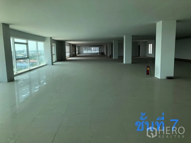 零售空间 出租在Min Buri, Bangkok - 七楼开放式零售空间，大窗户与通长无柱空间。