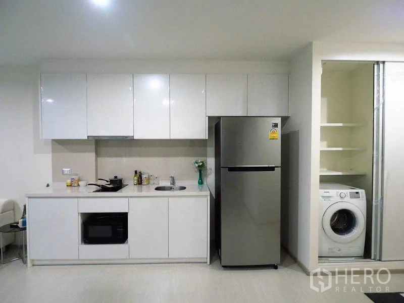 คอนโด ให้เช่าในKhlong Toei, Bangkok - ครัวสีขาวบิวท์อิน ตู้เก็บของ ตู้เย็น และตู้ซักผ้าพร้อมเครื่องซักผ้า