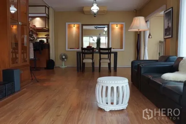 บ้าน ให้เช่าในSuan Luang, Bangkok - โถงรับแขกเชื่อมส่วนทานอาหาร พื้นไม้ โคมไฟห้อย และชุดโต๊ะดำ