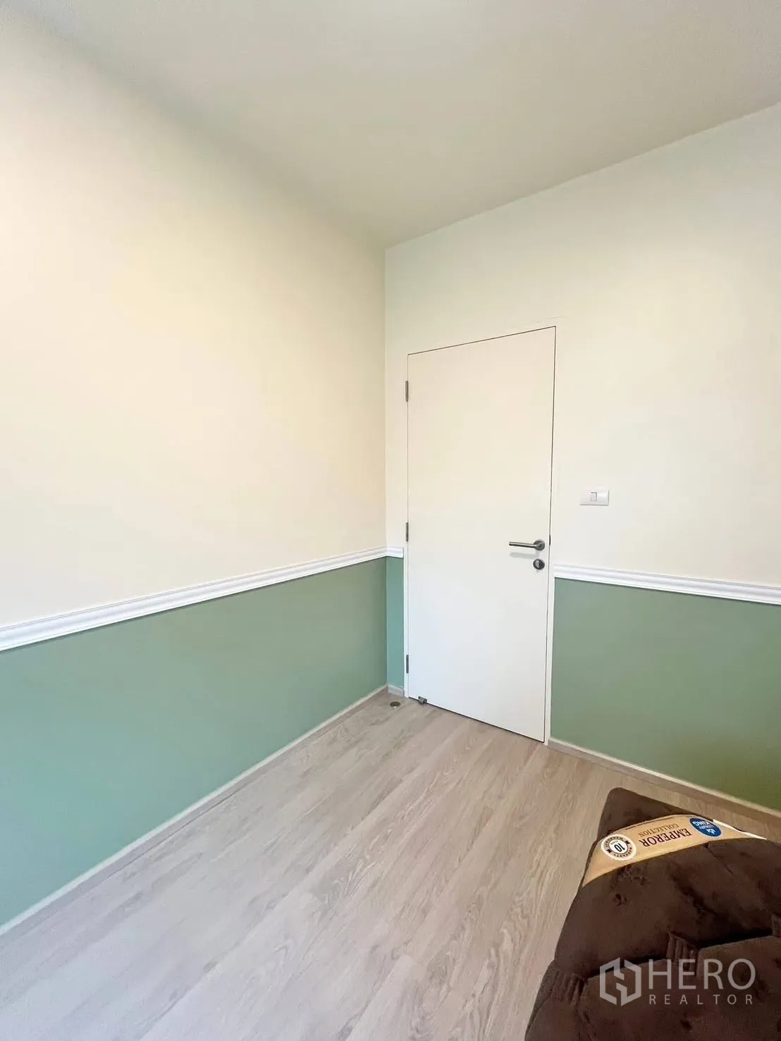 联排别墅 for rent in Bang Phli, Samut Prakan - 同一卧室视角，展示白色房门、绿色护墙与木地板。