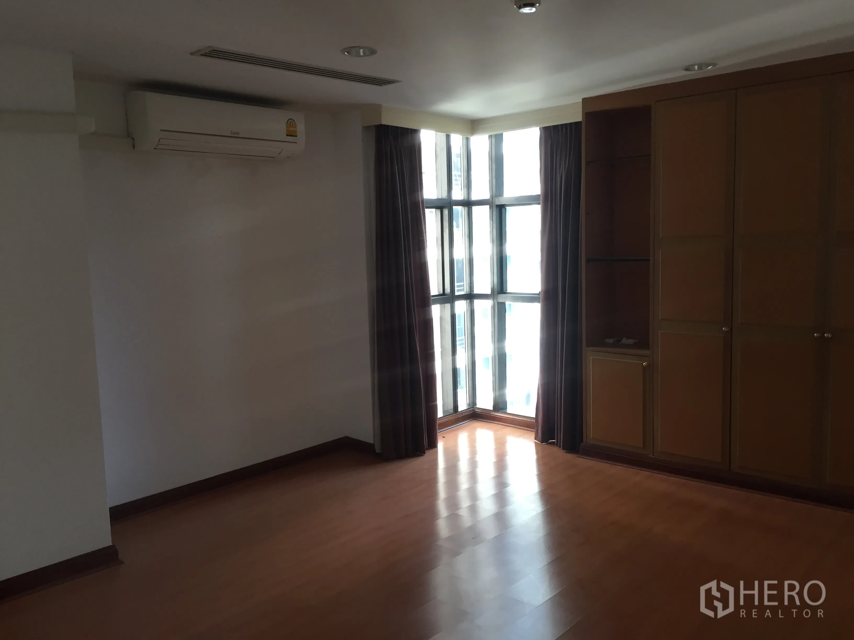 คอนโด ให้เช่าในPathum Wan, Bangkok - ห้องนอนมุมสว่าง มีหน้าต่างสูงจรดเพดาน ตู้บิลต์อิน และพื้นไม้ ในคอนโดปทุมวัน