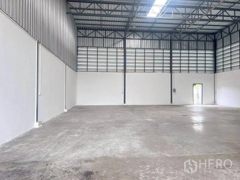 โกดัง for rent in Lam Luk Ka, Pathum Thani - ฮอลล์เก็บสินค้ามีแผงระบายอากาศส่วนบนและประตูทางออกด้านข้าง