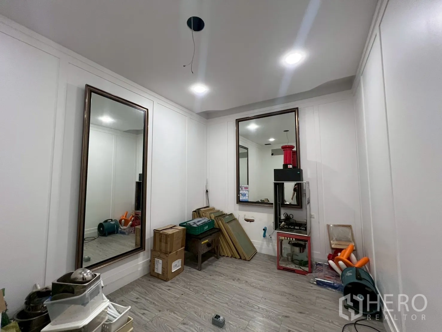 零售空间 出租在Watthana, Bangkok - 房间内有两面全身镜、白墙与木纹地面及储物箱