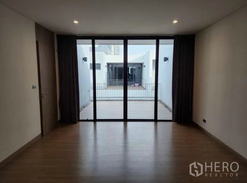 ทาวน์เฮาส์ ขายในYan Nawa, Bangkok - ห้องนอนเปิดสู่ระเบียงลานกลางผ่านประตูกระจกบานเลื่อนมุมมองคอร์ตยาร์ด.