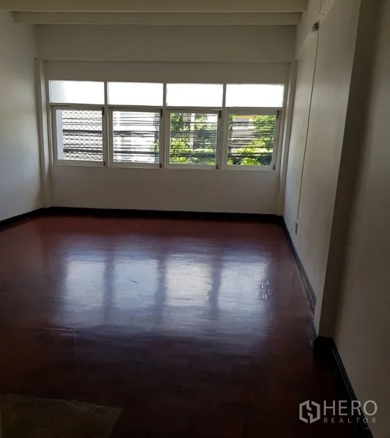 店屋 出租在Watthana, Bangkok - 楼上房间，大窗户与抛光木地板。