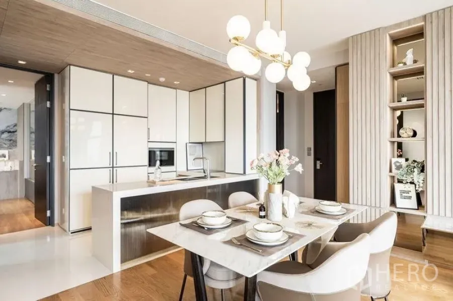 คอนโด ให้เช่าในKhlong Toei, Bangkok - โซนทานอาหารและครัวหรู โคมไฟแขวน ไอส์แลนด์เคาน์เตอร์ และพื้นไม้โทนอุ่น